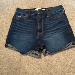 Hollister Natural Waist Dark Denim Short Short - Size 25